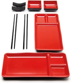 GOLIBER Set De Plats à Sushi Japonais En Mélamine (8 Pièces) - Contient 2 Plats Noirs, 2 Bols à Sauce, 2 Baguettes Et 2 Plateaux à Baguettes - Set De Plats Asiatiques (Rouge)