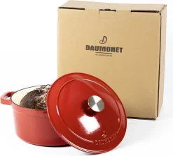 Poêle En Fonte Daumonet - Cocotte Rond - Ø 26 Cm - 5,4 Litres - Émail - Convient à Toutes Les Sources De Chaleur - Electrique - Gaz - Halogène - Induction - Céramique - Va Au Lave-vaisselle - Rouge Cérise -Fournitures De Cuisine Boutique 1200x1089 1
