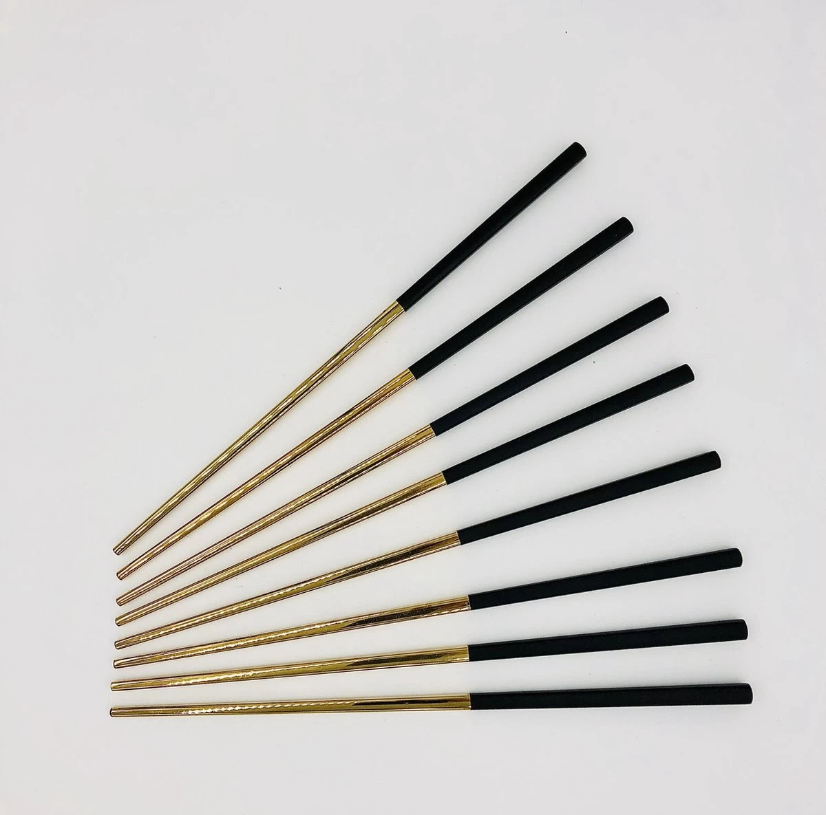 Maison Extravagante - Baguettes De Luxe MACAU - Baguettes - 4 Paires - Acier Inoxydable - Or/ Zwart - Convient Pour Les Sushis Et Divers Plats Asiatiques 2 Maison Extravagante - Baguettes De Luxe MACAU - Baguettes - 4 Paires - Acier Inoxydable - Or/ Zwart - Convient Pour Les Sushis Et Divers Plats Asiatiques – Image 2