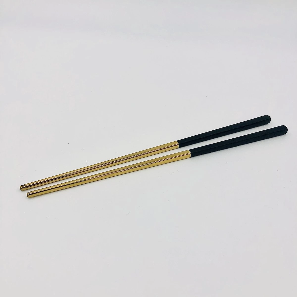 Maison Extravagante - Baguettes De Luxe MACAU - Baguettes - 4 Paires - Acier Inoxydable - Or/ Zwart - Convient Pour Les Sushis Et Divers Plats Asiatiques 3 Maison Extravagante - Baguettes De Luxe MACAU - Baguettes - 4 Paires - Acier Inoxydable - Or/ Zwart - Convient Pour Les Sushis Et Divers Plats Asiatiques – Image 3