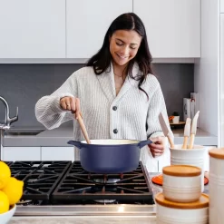 Cocotte En Fonte Navaris Avec Couvercle - Faitout - Poêle émaillée - Convient Pour La Cuisson à Induction, Gaz Et Vitrocéramique - Bleu Mat -Fournitures De Cuisine Boutique 1200x1200 1037