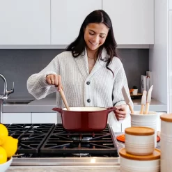 Cocotte En Fonte Navaris Avec Couvercle - Faitout - Poêle émaillée - Convient Pour Cuisson Induction, Gaz Et Vitrocéramique - Rouge Bordeaux -Fournitures De Cuisine Boutique 1200x1200 1039