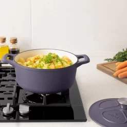 Cocotte En Fonte Navaris Avec Couvercle - Faitout - Poêle émaillée - Convient Pour La Cuisson à Induction, Gaz Et Vitrocéramique - Violet Mat 11 Cocotte En Fonte Navaris Avec Couvercle - Faitout - Poêle émaillée - Convient Pour La Cuisson à Induction, Gaz Et Vitrocéramique - Violet Mat -Fournitures De Cuisine Boutique 1200x1200 1050