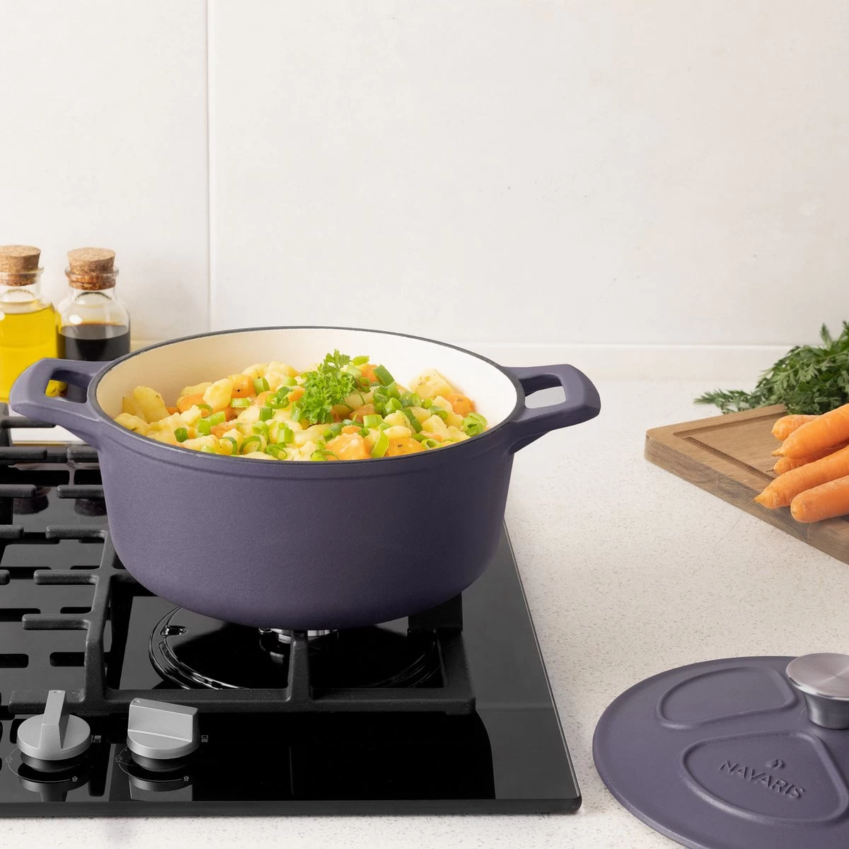 Cocotte En Fonte Navaris Avec Couvercle - Faitout - Poêle émaillée - Convient Pour La Cuisson à Induction, Gaz Et Vitrocéramique - Violet Mat 4 Cocotte En Fonte Navaris Avec Couvercle - Faitout - Poêle émaillée - Convient Pour La Cuisson à Induction, Gaz Et Vitrocéramique - Violet Mat – Image 4