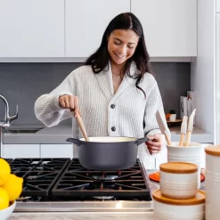 Cocotte En Fonte Navaris Avec Couvercle - Faitout - Poêle émaillée - Convient Pour La Cuisson à Induction, Gaz Et Vitrocéramique - Violet Mat 13 Cocotte En Fonte Navaris Avec Couvercle - Faitout - Poêle émaillée - Convient Pour La Cuisson à Induction, Gaz Et Vitrocéramique - Violet Mat -Fournitures De Cuisine Boutique 1200x1200 1051