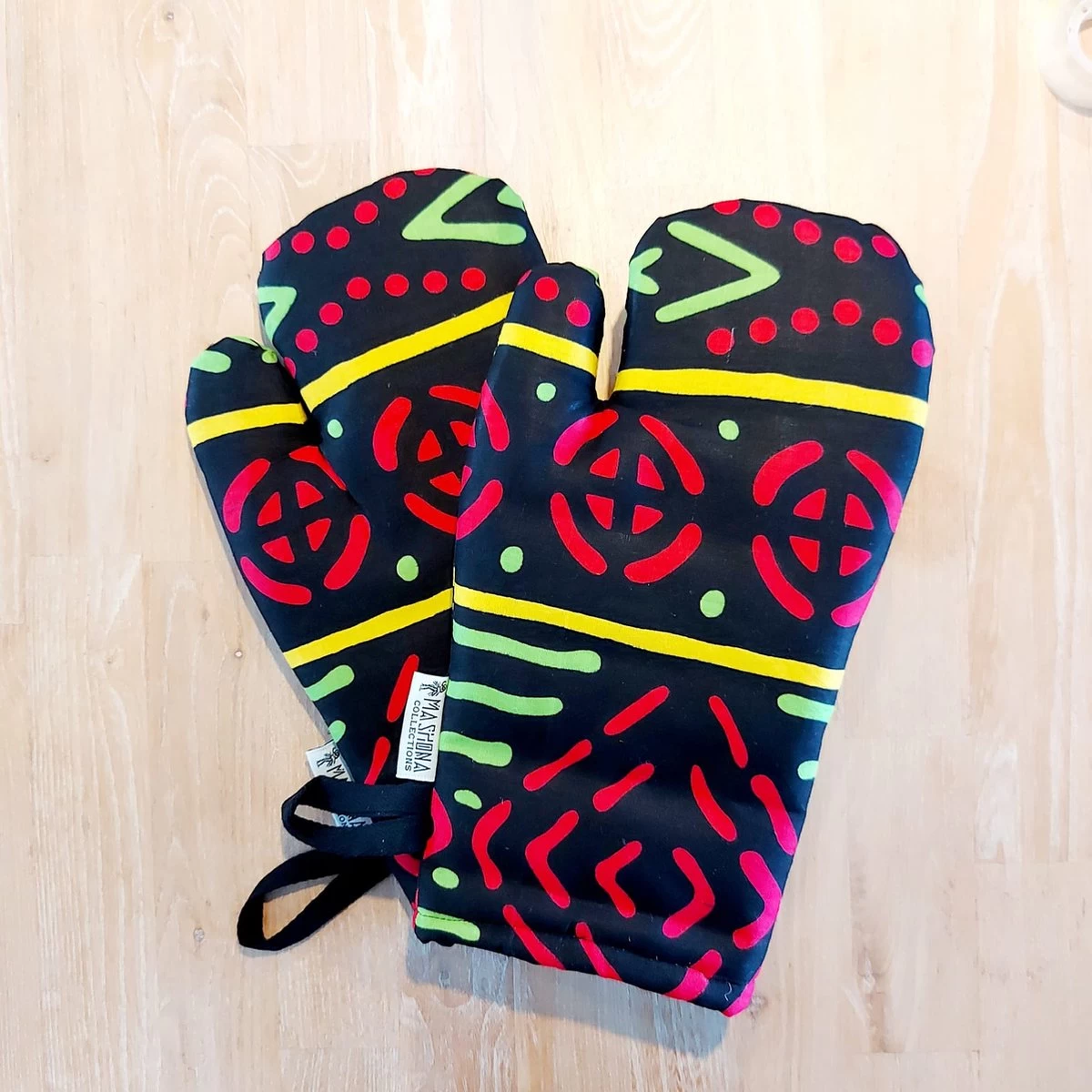 Gants De Four | Lot De 2| Fait à La Main De Style Bohème Africain Géométrique 'Mudcloth' Bogolan Inspiré Des Mitaines De Four Imprimées. 1 Gants De Four | Lot De 2| Fait à La Main De Style Bohème Africain Géométrique 'Mudcloth' Bogolan Inspiré Des Mitaines De Four Imprimées.