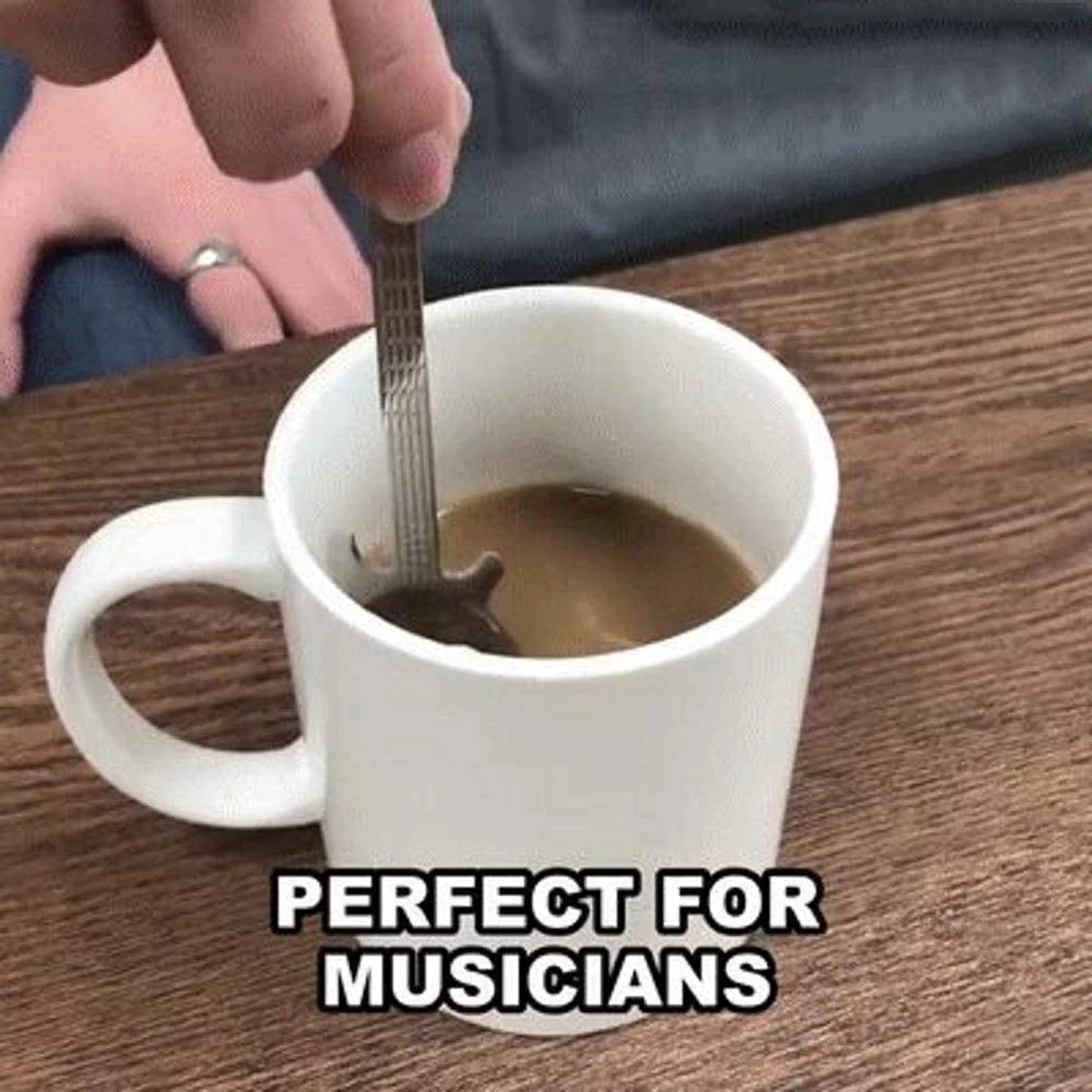 Cuillères à Café En Forme De Guitare En Acier Inoxydable - Parfaites Pour Le Thé Et Le Café, Ensemble De 4 Cuillères à Café Pour Café/thé/crème Glacée 2 Cuillères à Café En Forme De Guitare En Acier Inoxydable - Parfaites Pour Le Thé Et Le Café, Ensemble De 4 Cuillères à Café Pour Café/thé/crème Glacée – Image 2