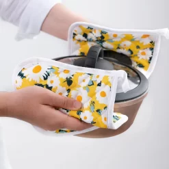 Maniques Tavas Résistantes à La Chaleur | 2 Pièces | Katoen, Thermolite | Jusqu'à 220°C | Jaune Avec Des Marguerites -Fournitures De Cuisine Boutique 1200x1200 1774