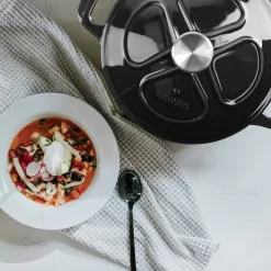 Cocotte En Fonte Navaris Avec Couvercle - Navaris émaillée - Convient à La Cuisson Induction, Gaz Et Vitrocéramique - Zwart -Fournitures De Cuisine Boutique 1200x1200 643