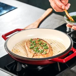 The Tasman Dutch Oven And Grill - Marmite - Fonte Recyclée - Avec Couvercle Grill - Ø29 Cm - Rouge -Fournitures De Cuisine Boutique 1200x1200 645