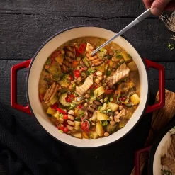 The Tasman Dutch Oven And Grill - Marmite - Fonte Recyclée - Avec Couvercle Grill - Ø29 Cm - Rouge -Fournitures De Cuisine Boutique 1200x1200 647