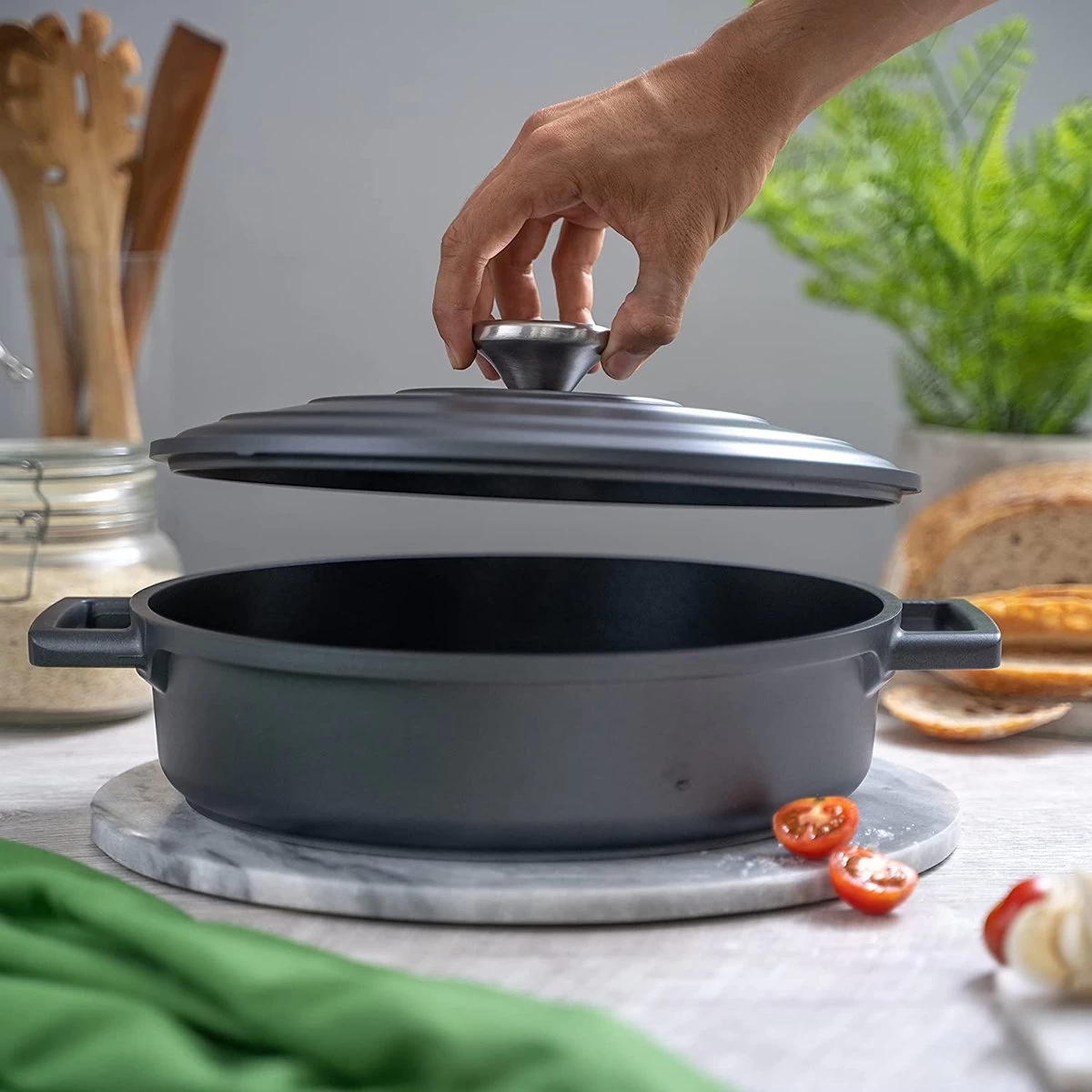 Cocotte Fonte Nuovva Avec Couvercle - 3,9L / 28cm - Revêtement Antiadhésif - Poignées Ergonomiques - Cocotte Passe Au Four - Idéale Pour La Cuisson Classique Cocotte Fonte 29 Cm - Convient à Toutes Les Sources De Chaleur 6 Cocotte Fonte Nuovva Avec Couvercle - 3,9L / 28cm - Revêtement Antiadhésif - Poignées Ergonomiques - Cocotte Passe Au Four - Idéale Pour La Cuisson Classique Cocotte Fonte 29 Cm - Convient à Toutes Les Sources De Chaleur – Image 6