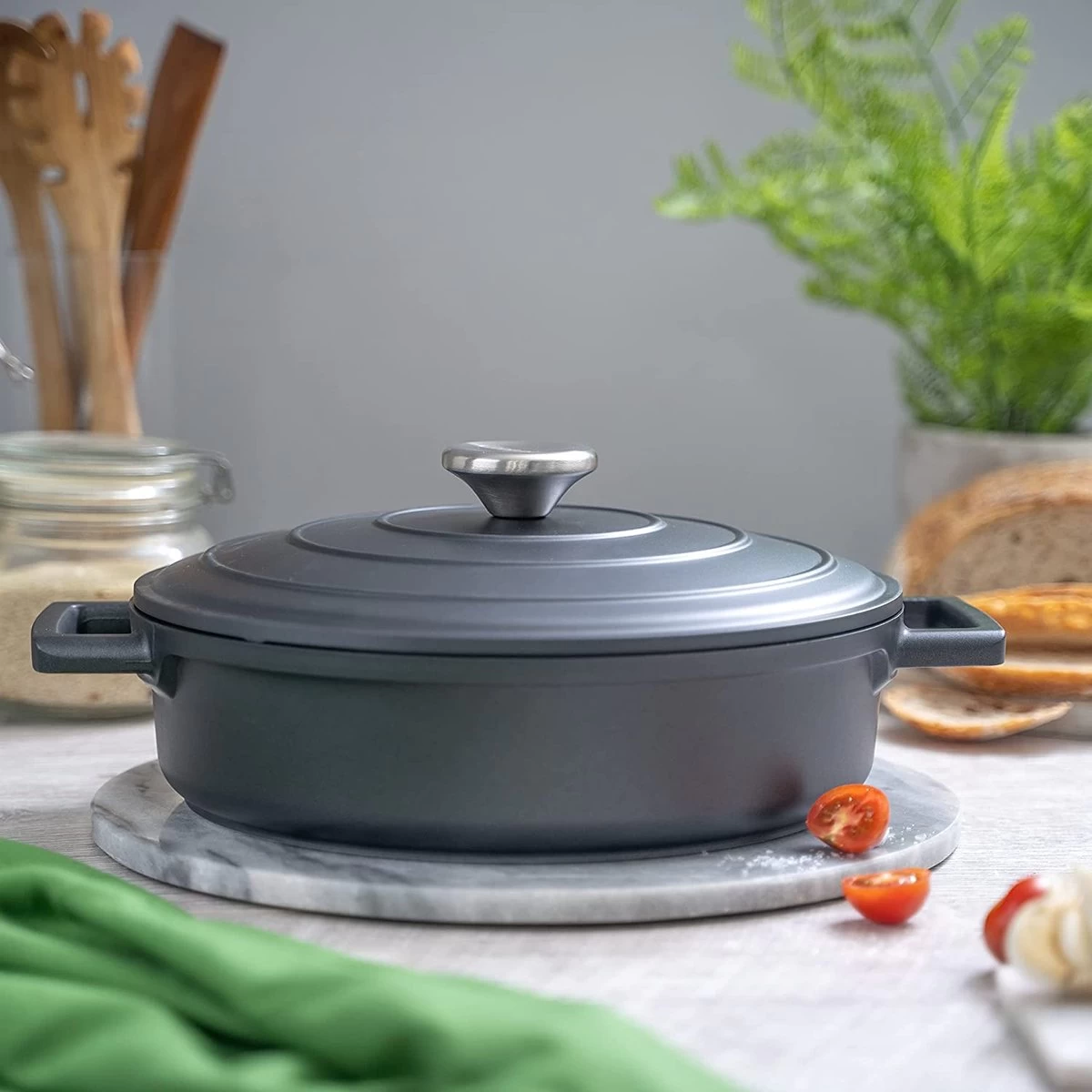 Cocotte Fonte Nuovva Avec Couvercle - 3,9L / 28cm - Revêtement Antiadhésif - Poignées Ergonomiques - Cocotte Passe Au Four - Idéale Pour La Cuisson Classique Cocotte Fonte 29 Cm - Convient à Toutes Les Sources De Chaleur 8 Cocotte Fonte Nuovva Avec Couvercle - 3,9L / 28cm - Revêtement Antiadhésif - Poignées Ergonomiques - Cocotte Passe Au Four - Idéale Pour La Cuisson Classique Cocotte Fonte 29 Cm - Convient à Toutes Les Sources De Chaleur – Image 8