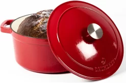 Poêle En Fonte Daumonet - Cocotte Rond - Ø 26 Cm - 5,4 Litres - Émail - Convient à Toutes Les Sources De Chaleur - Electrique - Gaz - Halogène - Induction - Céramique - Va Au Lave-vaisselle - Rouge Cérise
