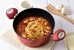 Team Kalorik POT 2002 - Marmite De 28 Cm Avec Couvercle - Capacité 6,2 L - Revêtement Antiadhésif - Lavable En Lave-vaisselle - Fond à Induction Turbo - Poignées Ergonomiques Au Toucher Doux - Rouge -Fournitures De Cuisine Boutique 1200x800 25