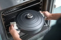 Cocotte Fonte Nuovva Avec Couvercle - 3,9L / 28cm - Revêtement Antiadhésif - Poignées Ergonomiques - Cocotte Passe Au Four - Idéale Pour La Cuisson Classique Cocotte Fonte 29 Cm - Convient à Toutes Les Sources De Chaleur 13 Cocotte Fonte Nuovva Avec Couvercle - 3,9L / 28cm - Revêtement Antiadhésif - Poignées Ergonomiques - Cocotte Passe Au Four - Idéale Pour La Cuisson Classique Cocotte Fonte 29 Cm - Convient à Toutes Les Sources De Chaleur -Fournitures De Cuisine Boutique 1200x800 28