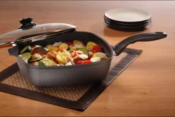 Swiss Diamond - XD Sauteuse - Poêlon Revêtement Antiadhésif - Carré - 28x28cm - Avec Couvercle - Induction -Fournitures De Cuisine Boutique 1200x805 2