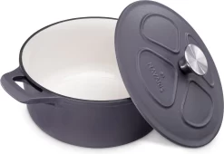 Cocotte En Fonte Navaris Avec Couvercle - Faitout - Poêle émaillée - Convient Pour La Cuisson à Induction, Gaz Et Vitrocéramique - Violet Mat 12 Cocotte En Fonte Navaris Avec Couvercle - Faitout - Poêle émaillée - Convient Pour La Cuisson à Induction, Gaz Et Vitrocéramique - Violet Mat -Fournitures De Cuisine Boutique 1200x824 4