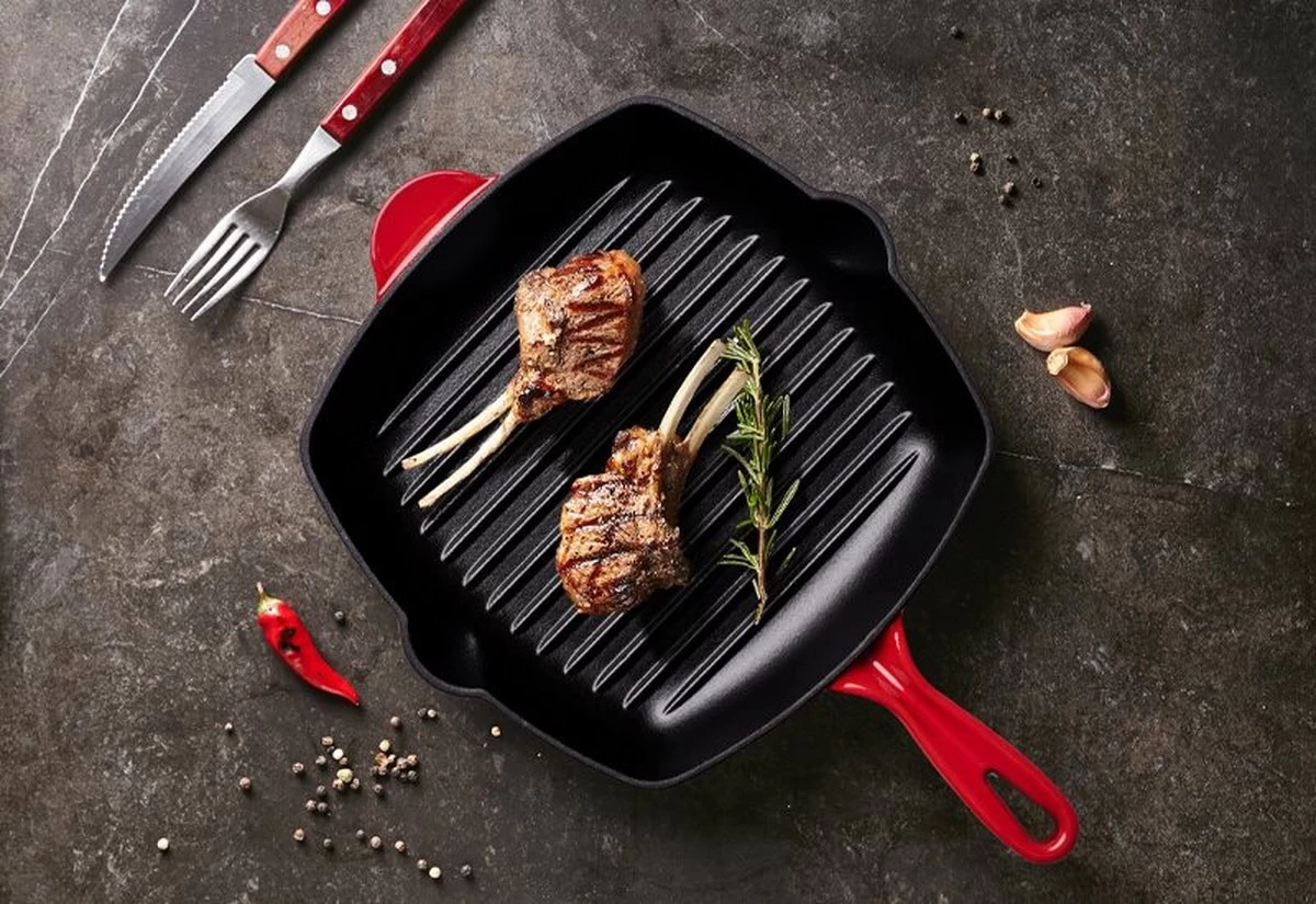 Rosmarino - Poêle En Fonte - Rouge - Ø27cm - Poêle à Griller - 100% Sans PFAS & PFOA - Émail - Convient à Toutes Les Sources De Chaleur 6 Rosmarino - Poêle En Fonte - Rouge - Ø27cm - Poêle à Griller - 100% Sans PFAS & PFOA - Émail - Convient à Toutes Les Sources De Chaleur – Image 6