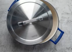 Saveur Selects Série Voyage - Cocotte En Fonte - 25 Cm - Avec Couvercle Léger Double Paroi - Blauw Classique - Convient à L'Induction - Sans PFAS - Garantie à Vie -Fournitures De Cuisine Boutique 1200x865