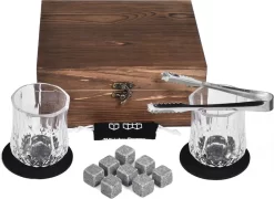 Coffret Whisky De Luxe - Avec 2 Verres Et 8 Pierres - Coffret Whisky - Pince à Glace - Glaçons Réutilisables - Verres à Whisky - Coffret Cadeau Whisky Luxe - Cadeau Homme & Femme -Fournitures De Cuisine Boutique 1200x873 1