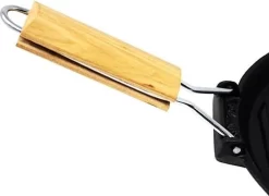 Poêle à Griller Klarstein Retinta - Poêle à Frire - Poêle à Steak - Fonte Avec Manche En Bois Rabattable - Surface De Rôtissage Nervurée -Fournitures De Cuisine Boutique 1200x873