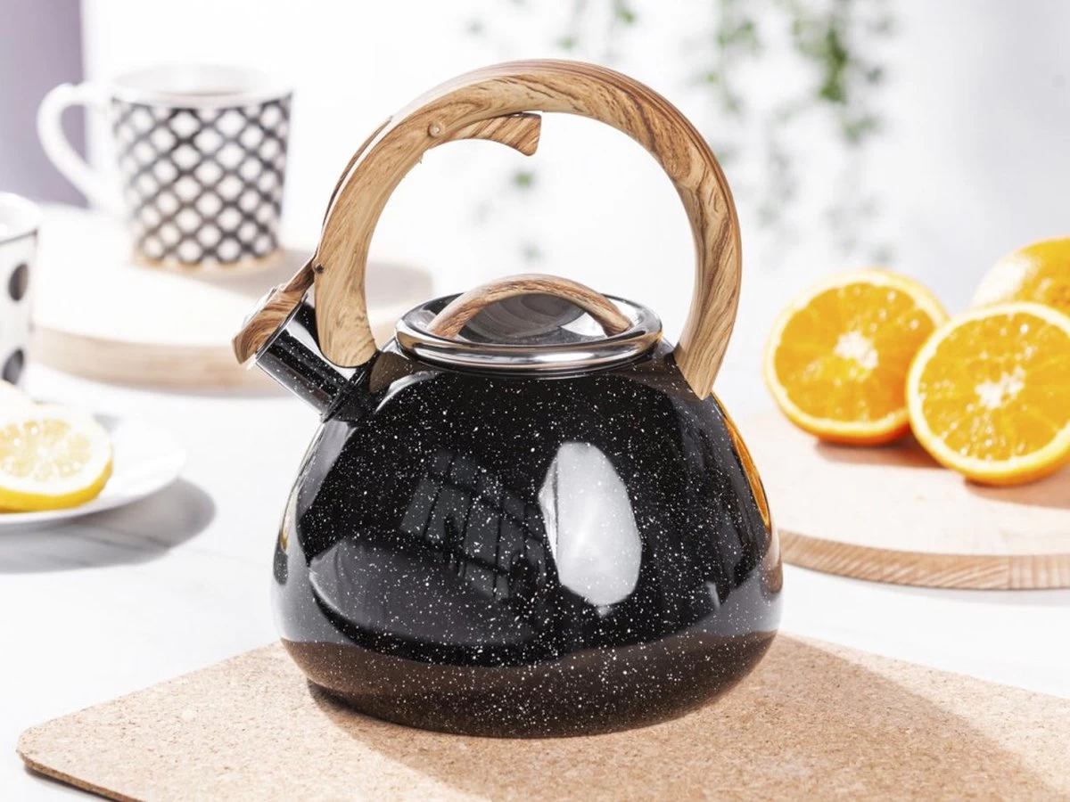 Bouilloire Sifflante Altom Design Andy En Acier Inoxydable Noir / Marron 2,3 Litres - Design Noir Moucheté Unique - Convient à Toutes Les Sources De Chaleur - Poignée Aspect Bois Avec Revêtement Soft Au Toucher 2 Bouilloire Sifflante Altom Design Andy En Acier Inoxydable Noir / Marron 2,3 Litres - Design Noir Moucheté Unique - Convient à Toutes Les Sources De Chaleur - Poignée Aspect Bois Avec Revêtement Soft Au Toucher – Image 2