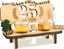 Brynnberg Schnapsbank Mit Jahreszahl - Holz Lorbeerkranz Mit Zahl Engraving - Gift Zum 25 Hochzeitstag Couple Anniversary - Geburtstag Und Pärchen Gift Idea - Schnapsgläser Latte Mit 2 Gläsern -Fournitures De Cuisine Boutique 1200x909 2