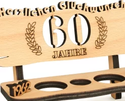 Brynnberg Schnapsbank Mit Jahreszahl - Holz Lorbeerkranz Mit Zahl Engraving - Gift Zum 60 Hochzeitstag Couple Anniversary - Geburtstag Und Pärchen Gift Idea - Schnapsgläser Latte Mit 2 Gläsern -Fournitures De Cuisine Boutique 1200x975 5