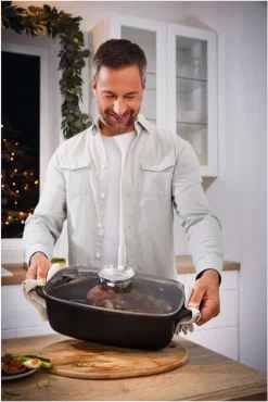 Royalty Line Casserole - 6,9 Litre - Casserole - 34 Cm - Casserole Induction Pour Toutes Sources De Chaleur - Sans Four - Avec Bouton Aroma Et Couvercle En Verres - Zwart -Fournitures De Cuisine Boutique 801x1200 1