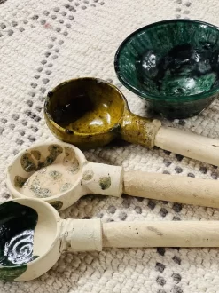 Cuillère De Service Tamegroute Marocaine | Cuillère Faite à La Main | Cuillère En Bois D'acacia | Semi-vitré Vert | Décoratif | Garden Marocain -Fournitures De Cuisine Boutique 899x1200 20